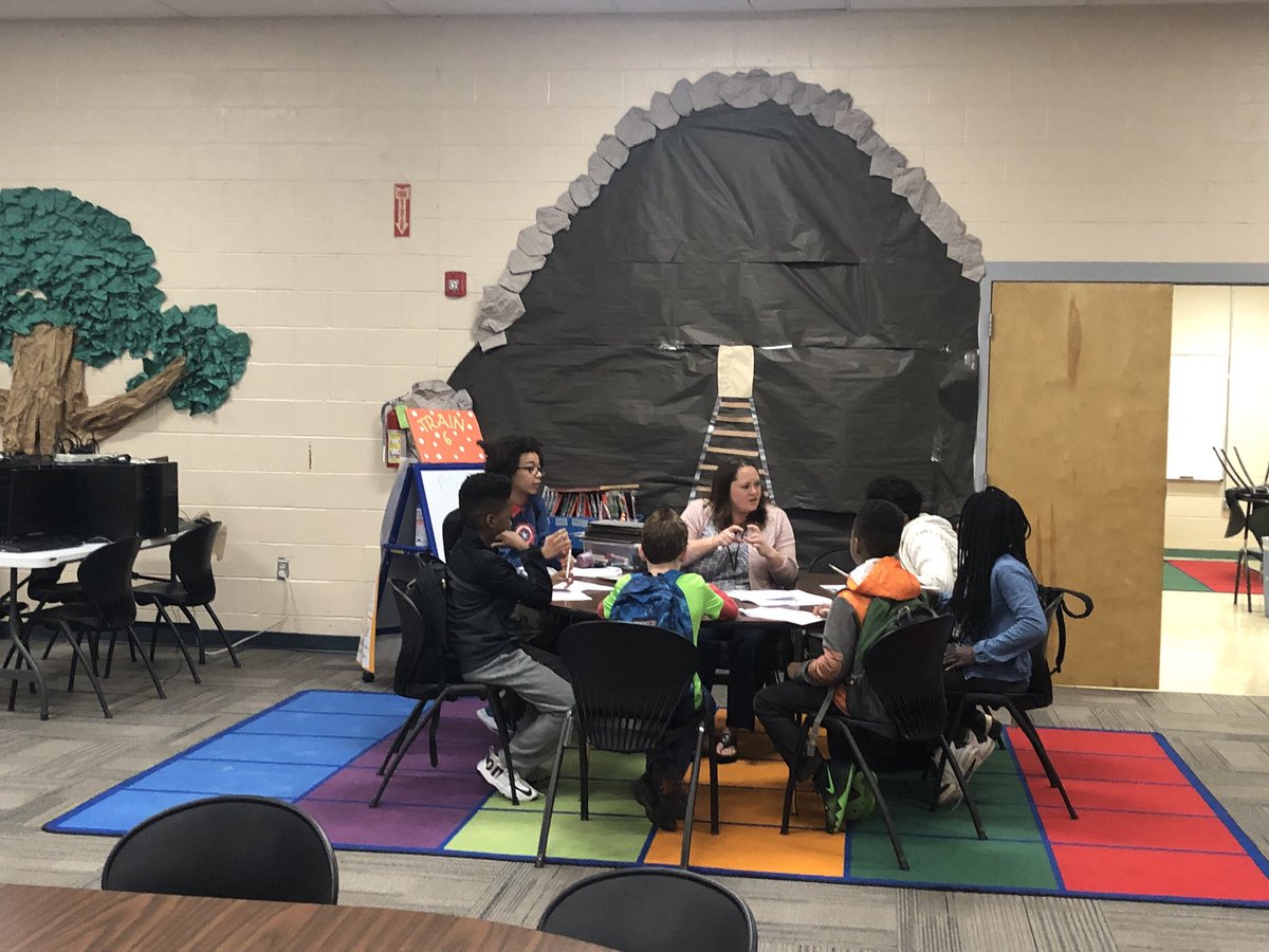 CarrieSpeck's tweet photo. All hands on deck @TweetDCS_HLIS early this morning!! 4th grade teachers, and AP @Josh_Russell22 are raising the bar before we begin our instructional day! #SpringSprint #instructionalleaders #RaiseTheBar https://t.co/Pm7KwS4drr