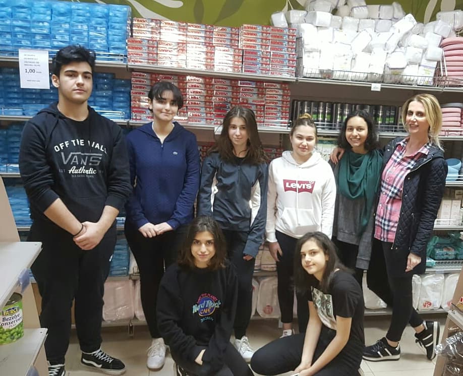 Acarkent_doga's tweet photo. Temel İhtiyaç Derneği (TİDER) tarafından düzenlenen projede öğrencilerimizden oluşan bir grup ile TİDER markette görev alıp kasıyerlik, barkodlama, raflama ve ayrıştırma gibi farklı alanlarda yardım ettik ve gıdaları ihtiyaç sahipleriyle buluşturduk. #tMBA @AliRizaLule https://t.co/WcvceCQcFm