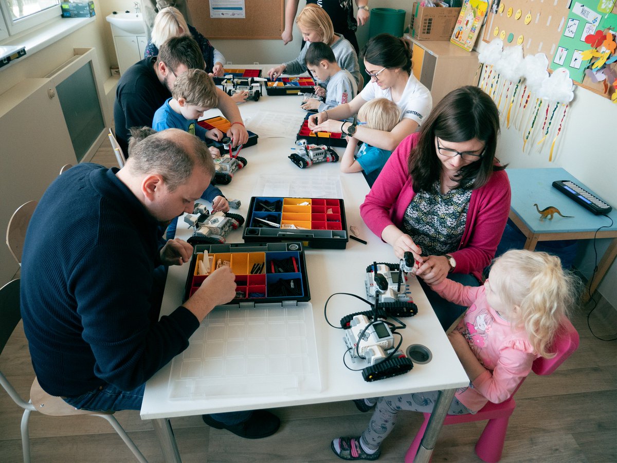 smartwroclaw's tweet photo. Ruszamy z projektem RoboSfera bez Barier - cykl 70 warsztatów z robotyki dla prawie 300 dzieci z niepełnosprawnościami @BartSkrzynia Fundacja Portafię Pomóc, Planeta Robotów  #smartcity #wrocławbezbarier 👍 https://t.co/I0XKpRnFPi