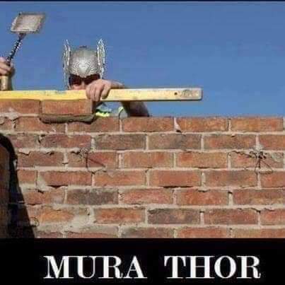 SupereroiM's tweet photo. #Thor: che fa il #muratore, per meglio dire #MuraThor.
#AngoloIronico 
#SupereroiMagazine https://t.co/a5n30UZIRO