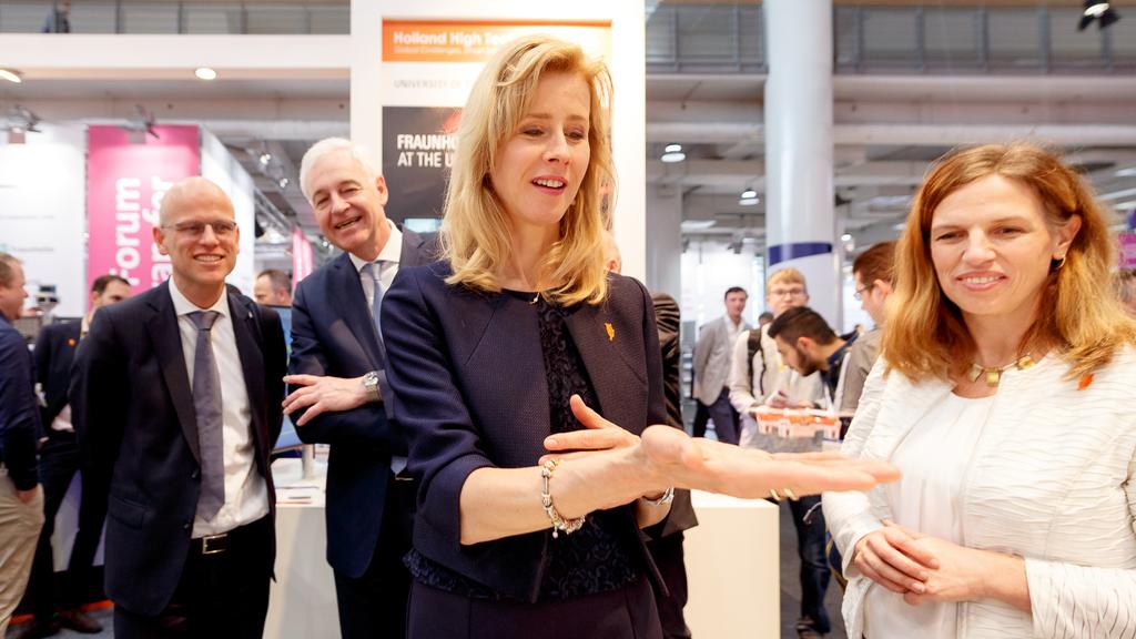 PatsDrones's tweet photo. Day 2 at #HM19, demonstrating our drones to @MonaKeijzer, State Secretary for Economic Affairs and Climate Policy.

#HannoverMesse19 #insectcontrol #dronetechnology #pestcontrol https://t.co/OBlkEhqVsf