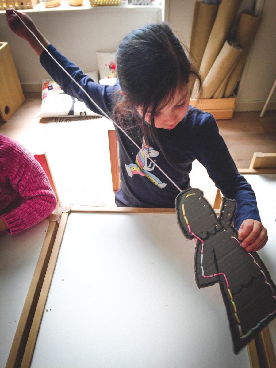 Montessoribaby2's tweet photo. Entre las actividades de vida práctica de un ambiente Montessori encontraremos actividades enfocadas hacia la costura. Estas actividades de vida práctica fomentan la concentración, estimulan su motricidad fina y su creatividad.
#vidapractica #practicallife #costura #sewing https://t.co/89iobpR69W
