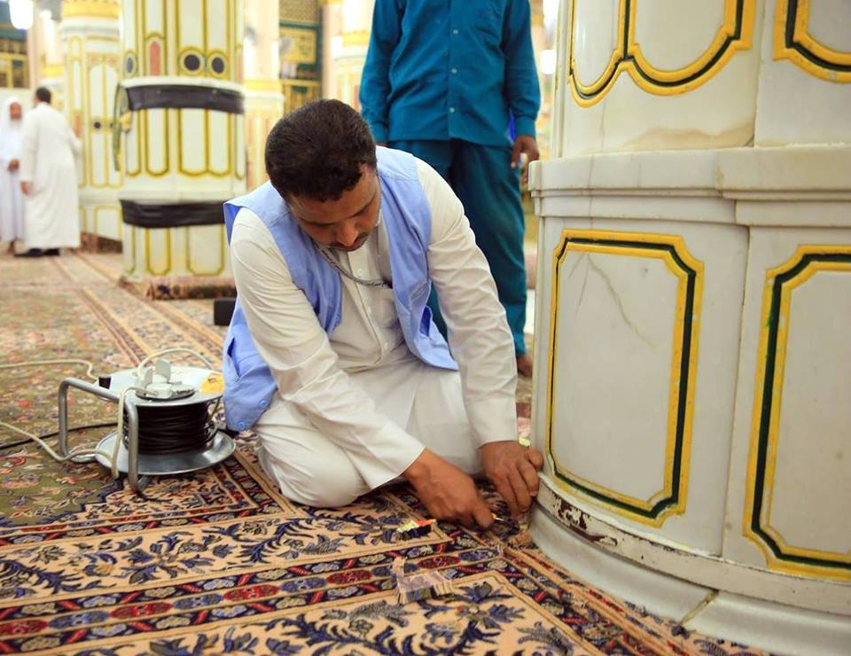 ZaitoonTravel's tweet photo. #MashaAllah, such a #blessed worker in #MasjidAnNabawi doing maintenance of the #Mosque.
#Prophet #Islam #HolyUmrah #GrandMosque #Hajj #TuesdayThoughts #Medina #HolyCity #MuslimUmmah #masjid #Gates #Jannah #paradise #Deen #greendome #SaudiArabia #Umrah2019 @ZaitoonTravel https://t.co/IRgsvodVjP