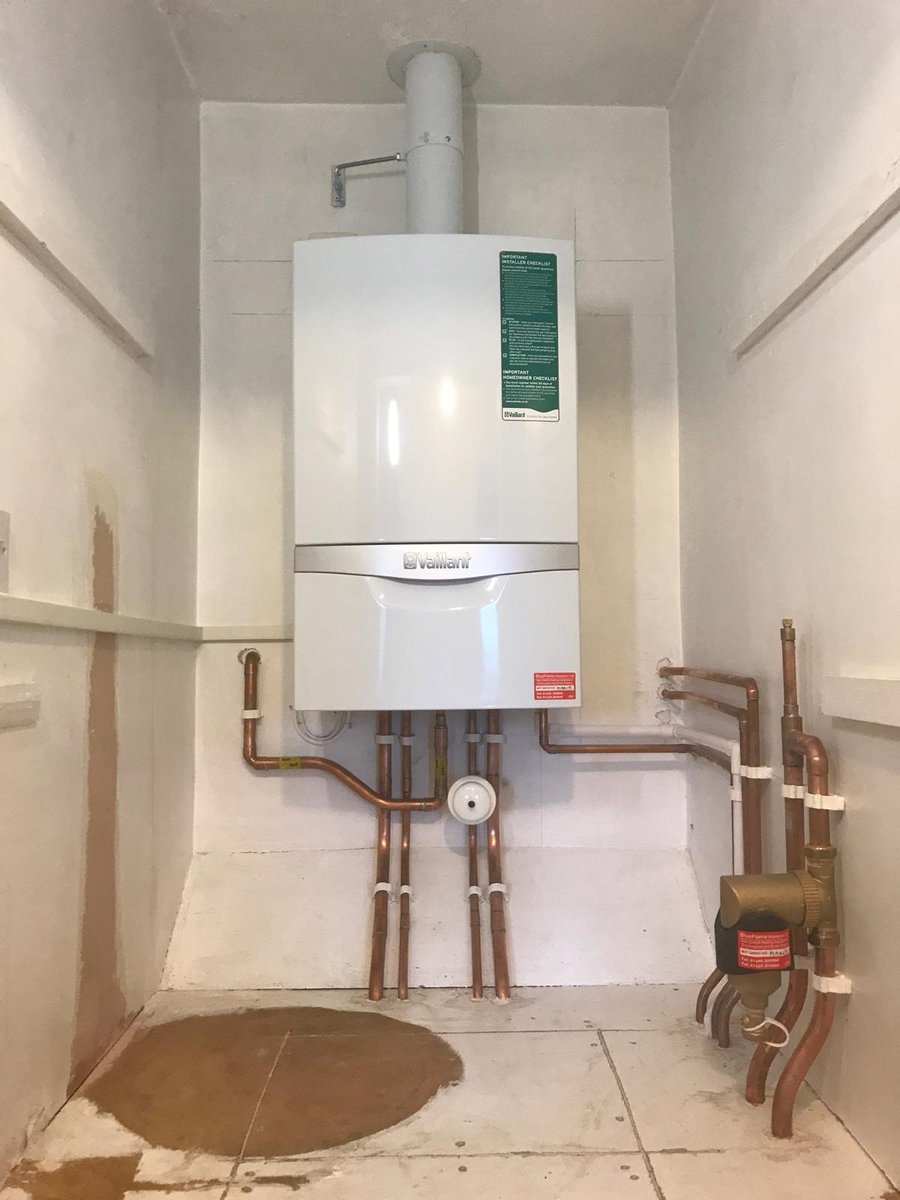 Another successful instillation of an new Vailant boiler! The before and after images shows how the new boiler has saved space and looks more neat and tidy. 🤩 
For more information on the other services we provide:  blueflameheatplan.co.uk/contact