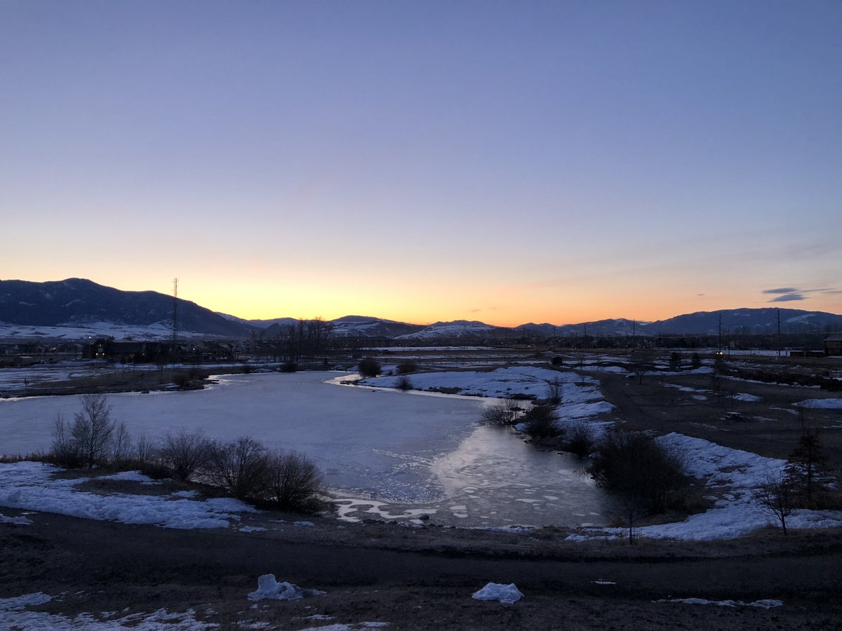 Tim2Olson's tweet image. Kicking today off right with thing beautiful sunrise on my morning run! #tritraining #bozemanlife