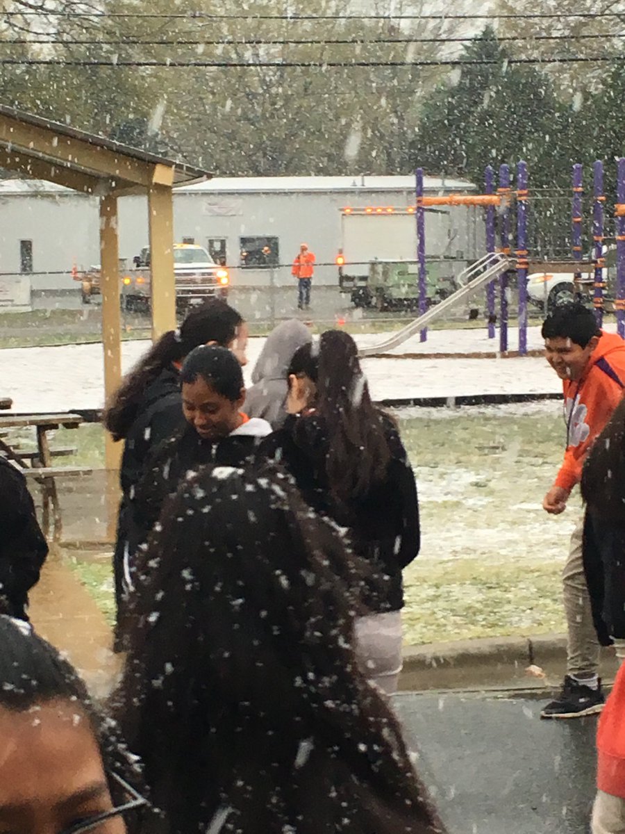 PennyCarroll4's tweet photo. 5th graders catching snowflakes on their tongues #springtimesnow #we study weather @wxbrad @BentonHeightsES https://t.co/kdaYTquVef