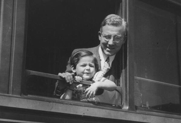 "İnsan dünyaya sadece yemek, içmek, koynuna birini alıp yatmak için gelmiş olamazdı. Daha büyük ve insanca bir sebep lazımdı."

#SabahattinAli 71. yıl önce bugün öldürüldü!
(25 Şubat 1907 - 2 Nisan 1948)