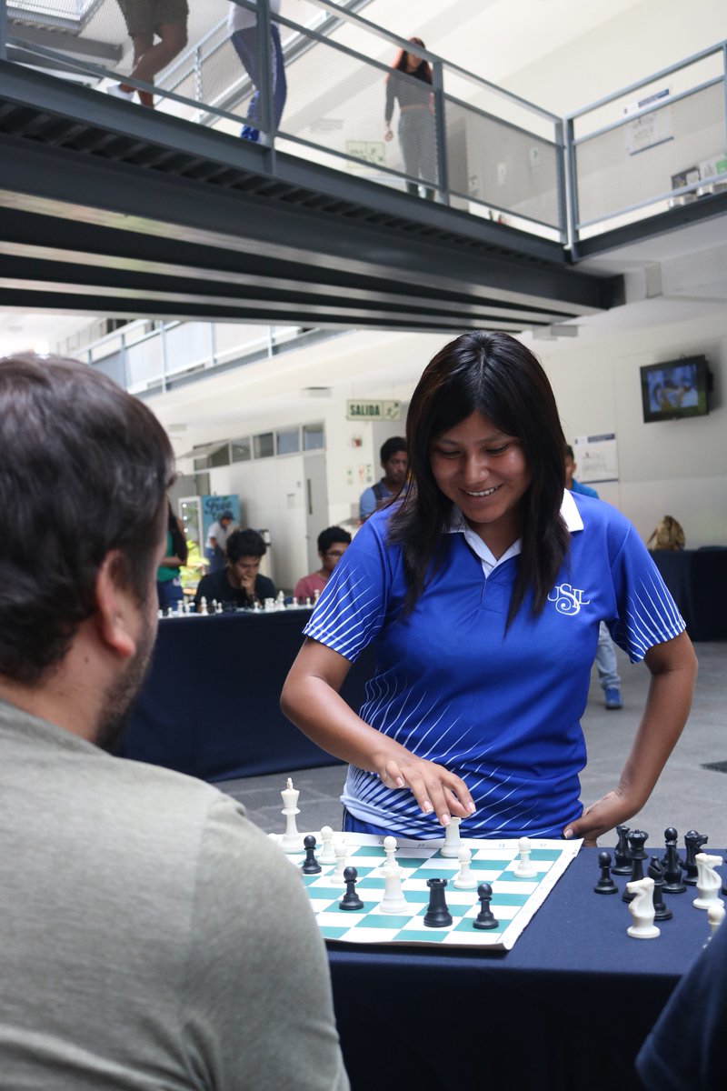 dcdusil's tweet photo. En nuestro primer día de la "Semana Mundial de la Actividad Física", Deysi Cori, deportista USIL y campeona mundial de ajedrez, disputó diversas partidas con nuestros estudiantes y directores deportivos, logrando competir con hasta 15 retadores al mismo tiempo.♟🏅 #ModoUSIL https://t.co/XgPgnkCcjB