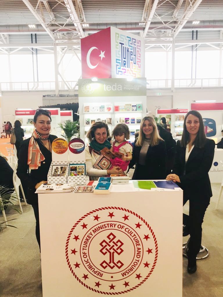 ZNN_Network's tweet photo. Bologna Çocuk Kitapları Fuarı'nda ekibimiz, çizerlerimizin yurt dıșı projeleri görüșmelerini yaparken bir yandan da Türkiye'deki yayıncılarımıza birbirinden güzel kitap listeleri  olușturmak için tüm hızıyla çalıșıyor! 😃 🙌 @illustratorsplatform #znnnetwork #books #fair #cizer https://t.co/9AEVYGdkwV