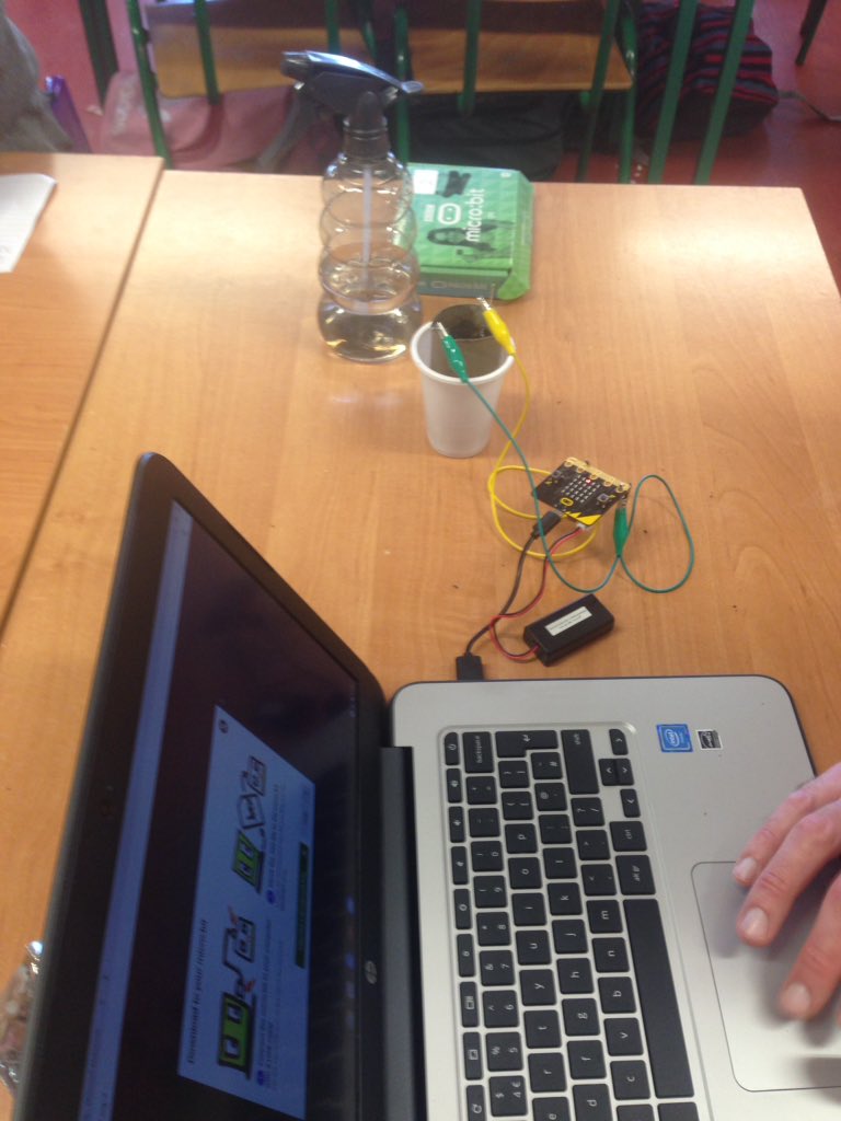 lucaneastet's tweet photo. Does my plant need water? #stem #micro:bit #polandclass https://t.co/E6FRPCf0Bp