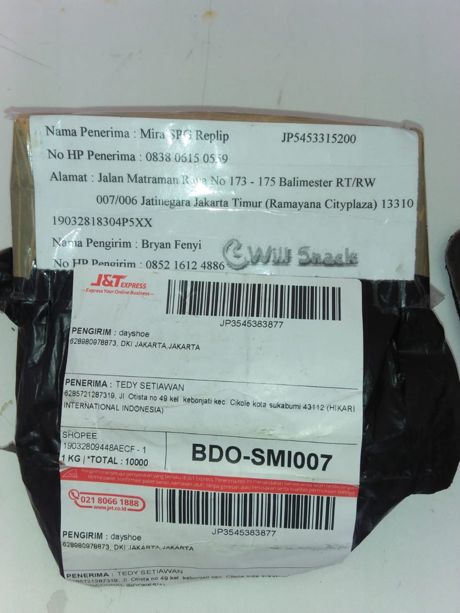 finekoichi's tweet photo. @jntexpressid min no resi JP5453315200 penerima Mira SPG Replip belum sampai, diduga paket tertukar dengan no resi JP3545383877 penerima Tedy Setiawan. Karena no resi JP3545383877 sudah sampai tapi paket nya no resi JP5453315200, Jadi kalau tertukar seperti ini bagaimana? Thx https://t.co/Q5veW3f4oR