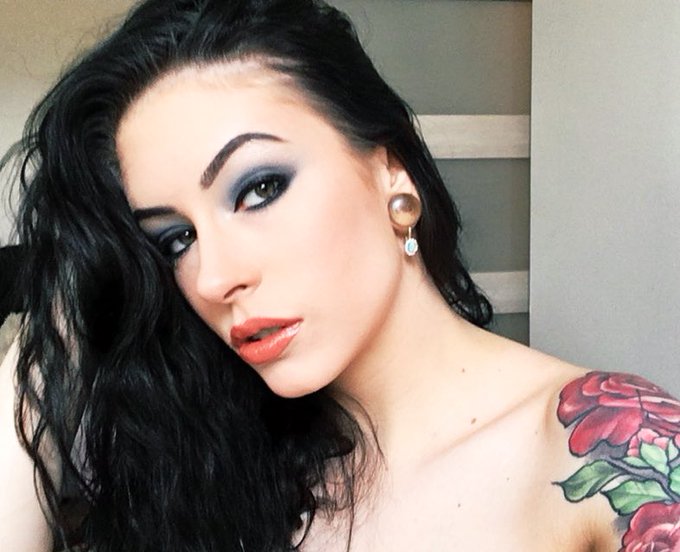 How do you guys feel about today’s makeup? ☺️ done by moi https://t.co/u9nk4EEncQ<a href="/tag/pinkiesout"class="tags"><span>&#35;pinkiesout</span></a>