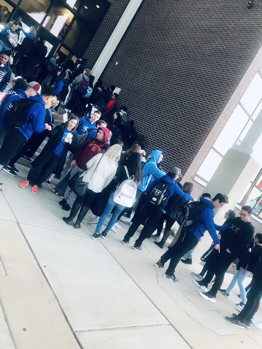 MrsPhillips_SHS's tweet photo. Greeting the students with a Saxon Storm!!! #shsaccepts 💙 https://t.co/n7p3QRgHxu