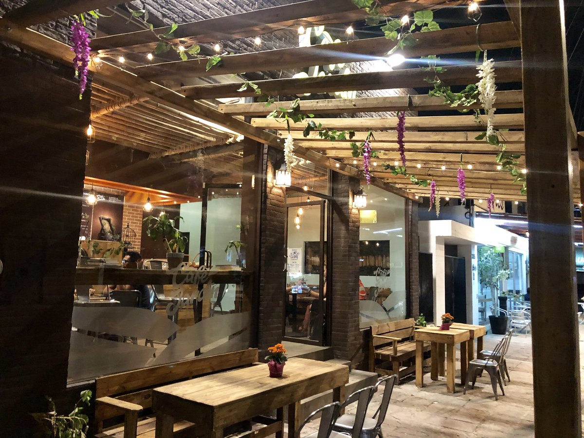 cafejardinslp's tweet photo. Somos un café #OrgullosamentePotosino excelentes #baristas trato muy cálido y estupendo lugar 😍 
 
La diferencia son 200 mts y un excelente #cafe de #xilitla respecto donde le ponen nombre a tu vaso 😅

📍Carranza 2155-A a un lado de Interlingüa 

Nos compartes 😉!? https://t.co/v3dYTkwH60