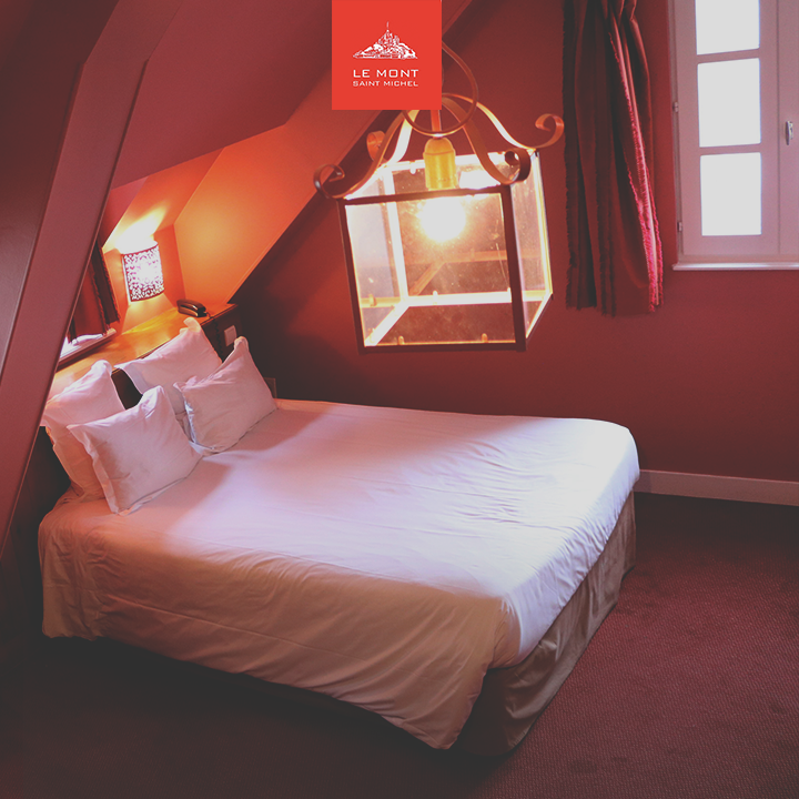 Séjournez à l'Auberge de la Mère Poulard ! Un cadre chaleureux avec vue sur la baie du Mont Saint-Michel, l’abbaye ou le village historique du Mont 🏰 
lemontsaintmichel.info/rooms/hotel-la…