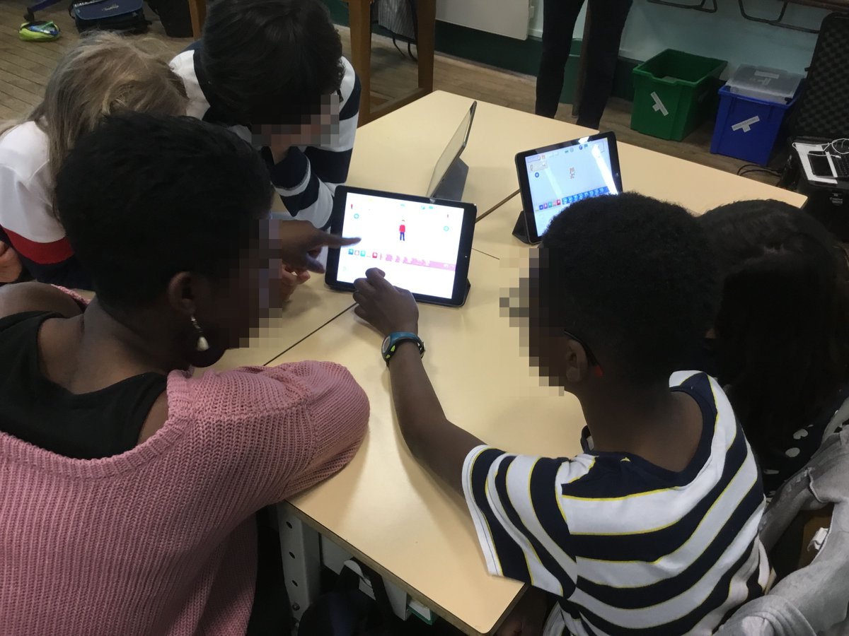 ErunReimsOuest's tweet photo. À l'EE Clairmarais (Reims), dans le cadre du #forumatice, les nombreux parents présents participent avec les élèves à des défis débranchés comme à des défis s'appuyant sur l'usage de l'application #ScratchJr . Ça cogite dur pendant une heure ! https://t.co/Cbm9HUFVJG