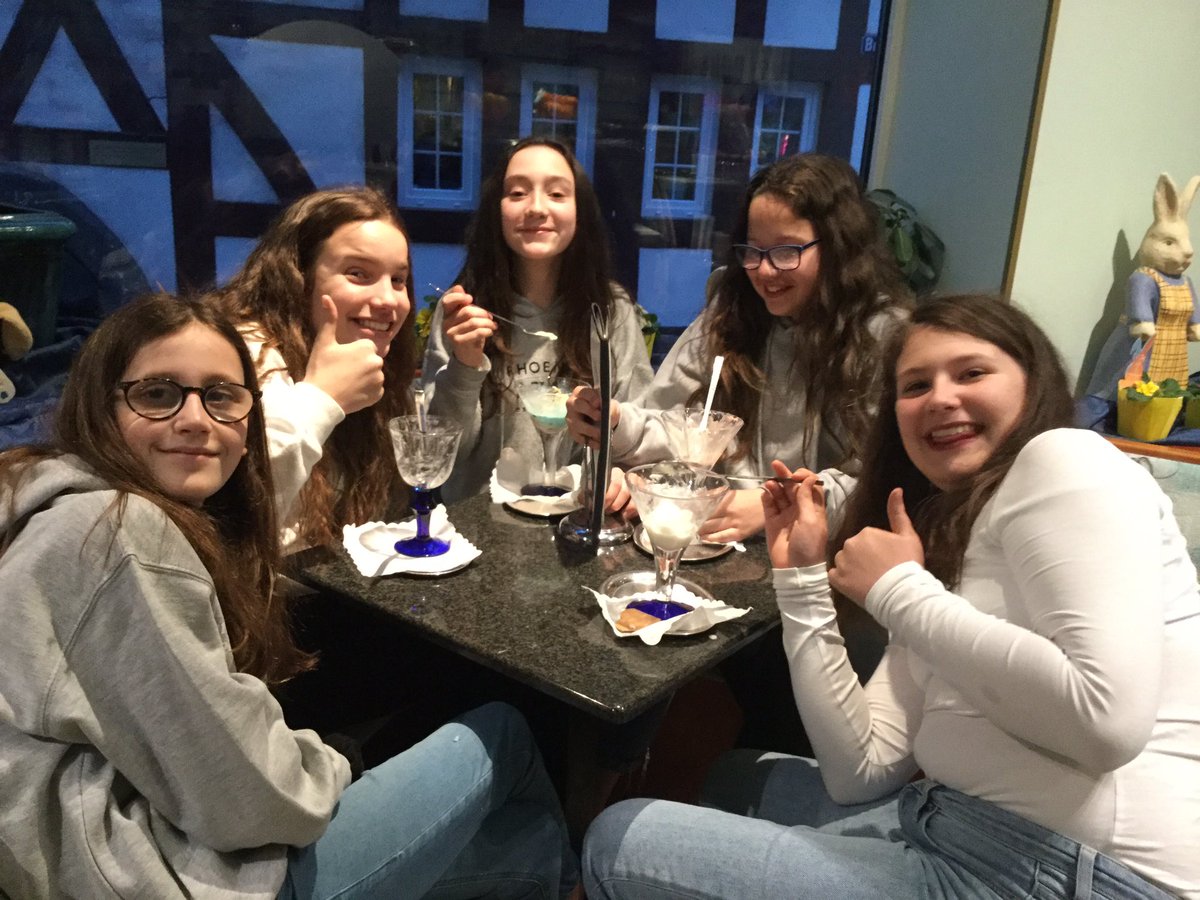 MountLanguages's tweet photo. Eiscafe! Lecker! https://t.co/RnYeFGtB4y