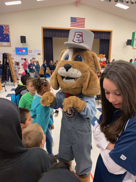 CaldwellHeights's tweet photo. Thanks Ace and Spike @RRExpress for coming to eat breakfast with our kiddos! https://t.co/pWMdyUWIkC