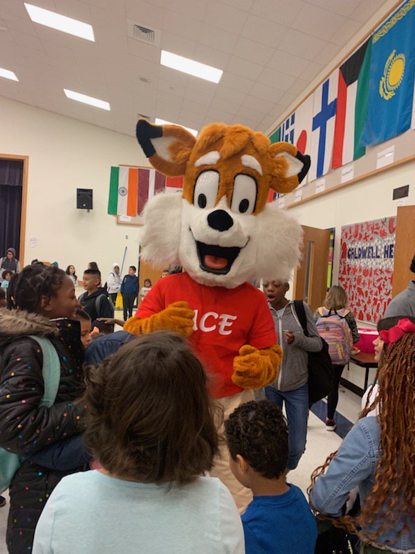 CaldwellHeights's tweet photo. Thanks Ace and Spike @RRExpress for coming to eat breakfast with our kiddos! https://t.co/pWMdyUWIkC