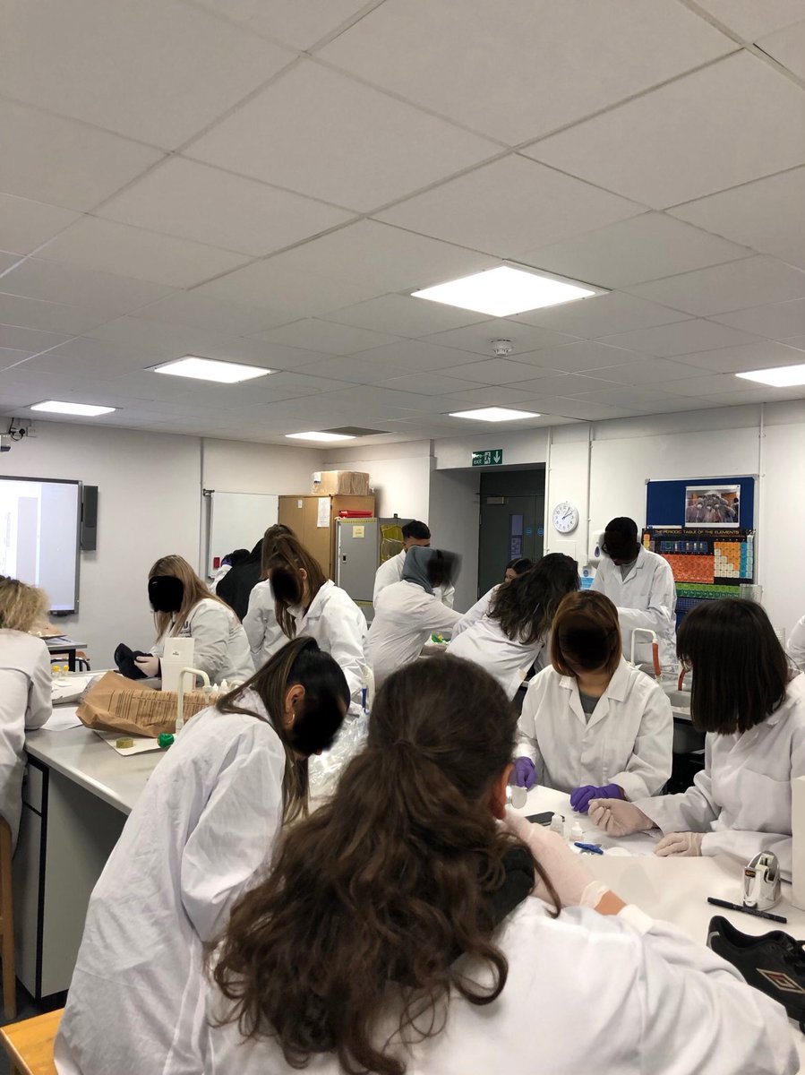wigley_p's tweet photo. So privileged to observe teaching in a @UniWestLondon science lab 👨🏽🔬👩🏻💼#loveUWL #forensics @UWL_SHSS @UWLForensicSoc @UWL_Outreach @PsychSocietyUWL https://t.co/INvdvfLAA8