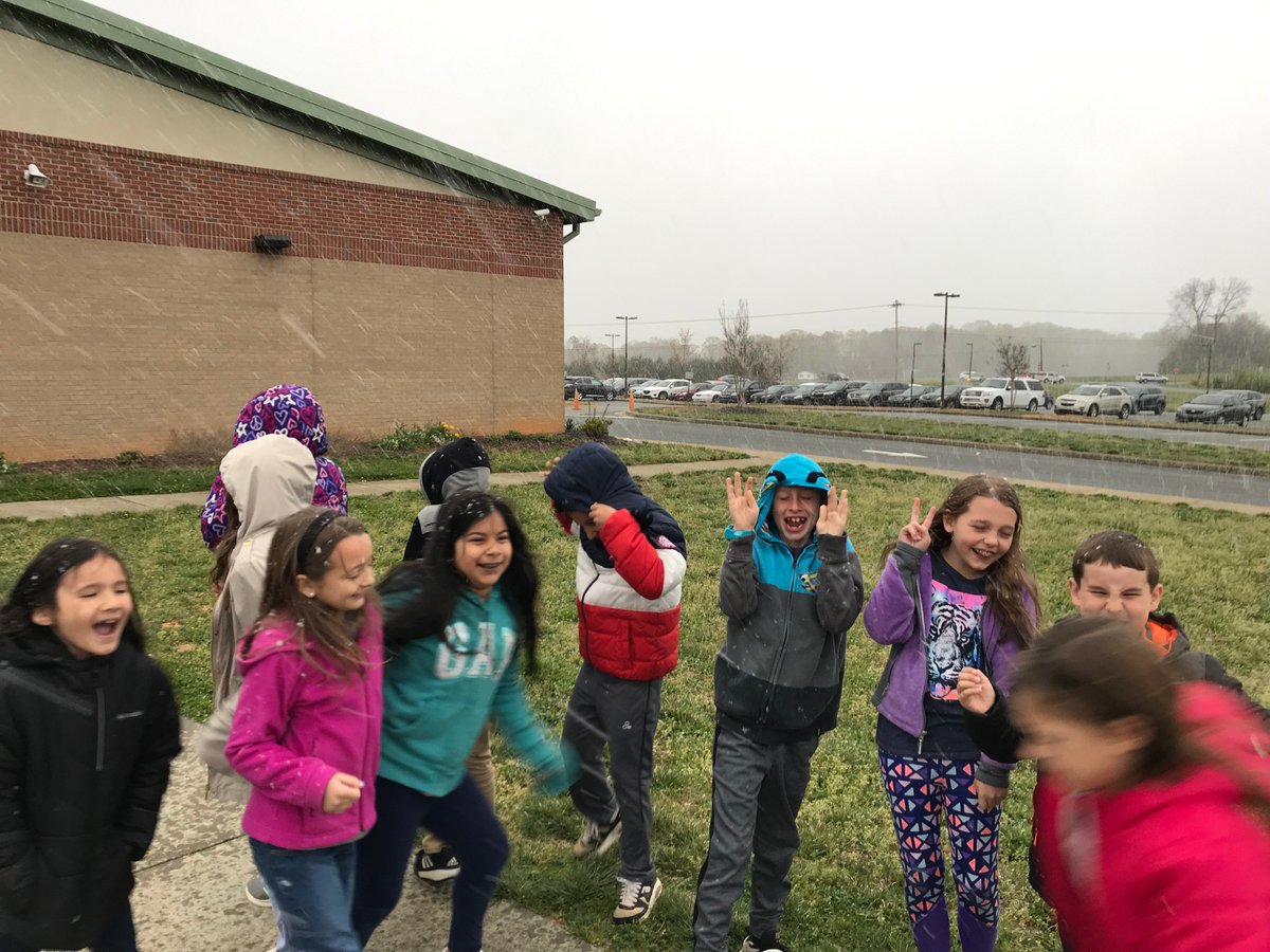 N8IVEQC's tweet photo. SNO-M-G! Nothing like an April snow in the south! #ErbsClass @StallingsES @UCPS_MonroeNC ❄️🌨️ https://t.co/abL7VQHL5t