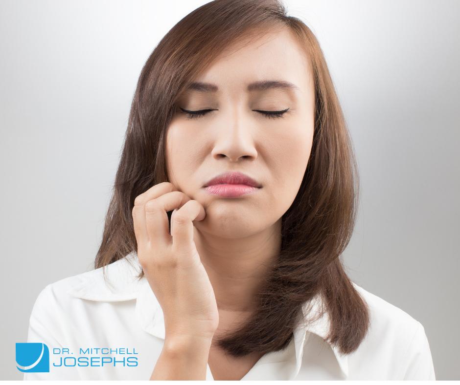 постоянно чешет лицо