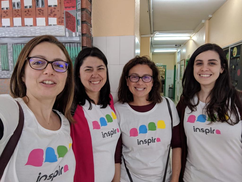 malonfe's tweet photo. Con mis compañeras de #InspiraSTEAM en el colegio Escultor Acuña, mentorizando a niñas/os de 6°. #mujeresentecnologia fomentando las #STEAM ya desde el cole. https://t.co/knpsQgA0tH