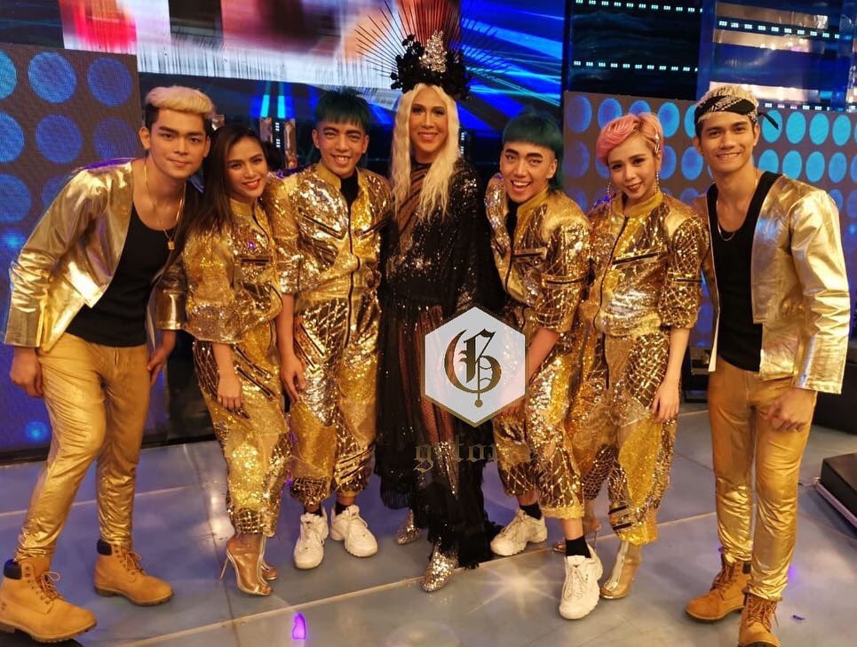 GFAzianatics's tweet photo. Vice Ganda with G-Force for #ShowtimeVicePartyEver

Choreographer-in-charge: Jorge 

Stage Director: Sherwin 

#gforce
#gforcefemmes
#gforcestallions
#gforcepoppers
#gforceaziantwins
#gforceasiantwins
#gforceMMS

📸 @GFORCE_OFFICIAL 

03/30/2019 https://t.co/MN6pUiwl9v