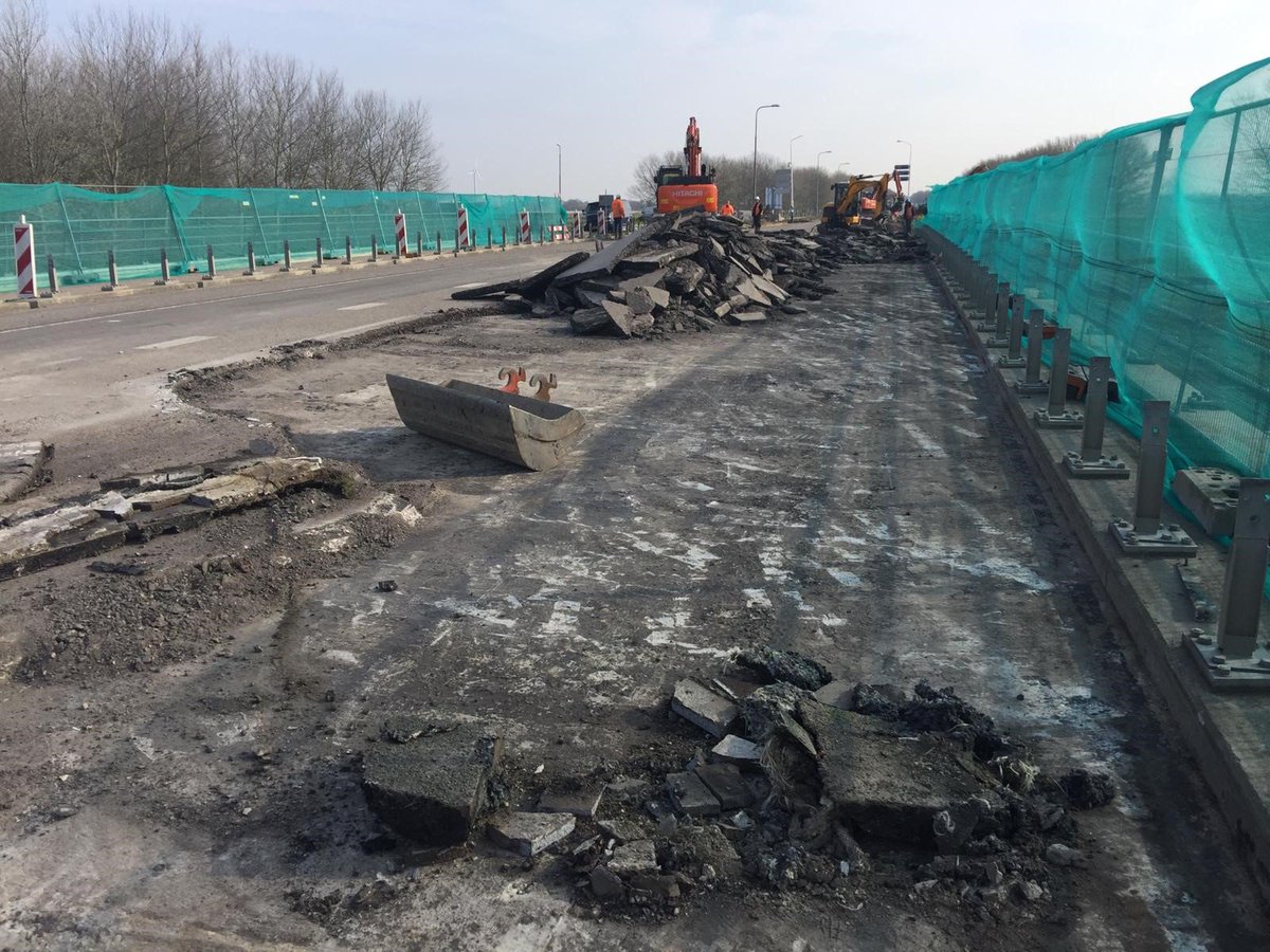 FlevoWegen's tweet photo. De kop is eraf! Of in dit geval: het eerste asfalt 💪 #Vogelweg #Almere #A27 #afrit37 #AlmereHout https://t.co/DlhbFKeenX