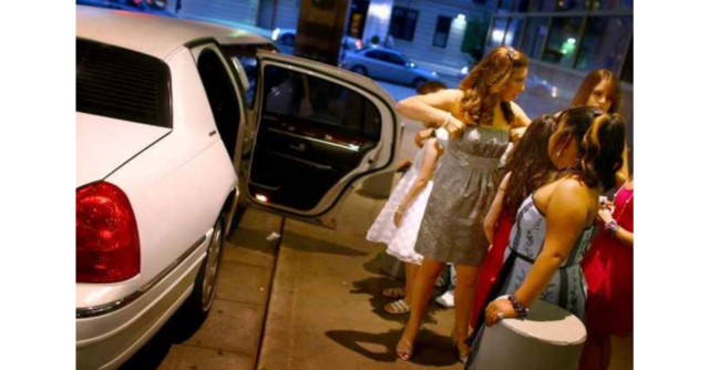 sullivanlimos's tweet photo. Students who saved up since freshman year of high school were devastated when their school banned Limos. It also negatively impacted limo companies in the area. Be sure to book with Sullivan Limousine when your kids' prom is near! https://t.co/fCgI5SPvL7 #limousine #prom #luxury https://t.co/6b1HvBgOGL