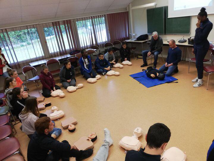 MAIF's tweet photo. Durant trois jours, la #Normandie a accueilli la 5e édition du challenge #JeunesOfficiels @unss @MAIF ! Du #sport, des #PremiersSecours, et du partage ! 📸 Quelques images envoyées par les #JeunesReporters,  et des articles sur @Sportmagfr > https://t.co/In6PC7kHac https://t.co/Mf5Bx0SlMa