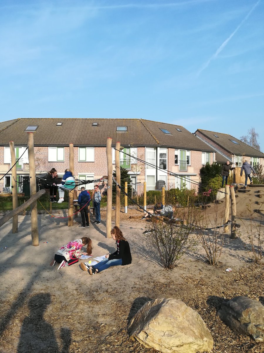 deopenkring's tweet photo. Ook #deopenkring doet vandaag mee aan de #buitenlesdag. Heerlijk met z'n allen in het zonnetje rekenen! #gemeentenijkerk https://t.co/DqvjhL8V9n