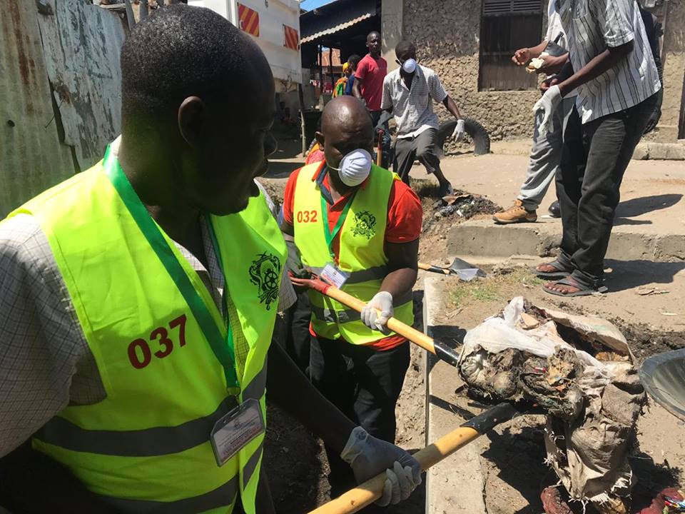 SubcountyAdmin's tweet photo. @MombasaCountyKe through @EnvironmentMom1 ,together with @SubcountyAdmin today embarked on a mission to unclog the drainage systems across the six Sub Counties ahead of the anticipated rainy season. 🚯#DrainageCleanUp #MamboSafi https://t.co/gZMXt0Updz