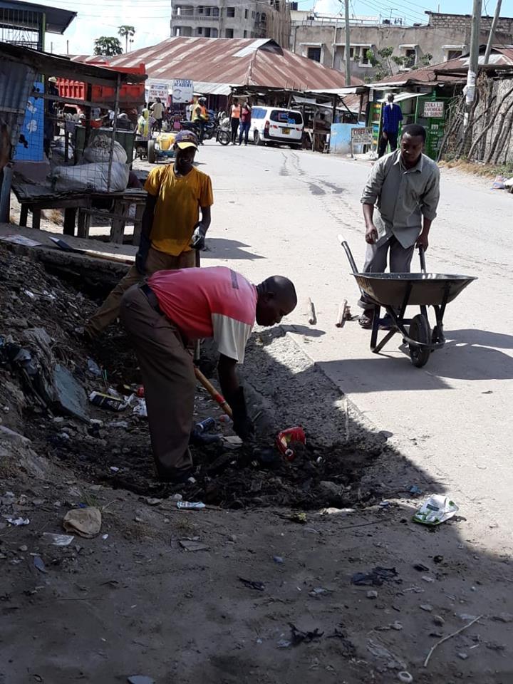 SubcountyAdmin's tweet photo. Residents are kindly urged to adopt good waste management practices and avoid littering in order to ensure all the drainage systems remain unclogged. 🚯#DrainageCleanUp #MamboSafi https://t.co/E8r7IWVwbu