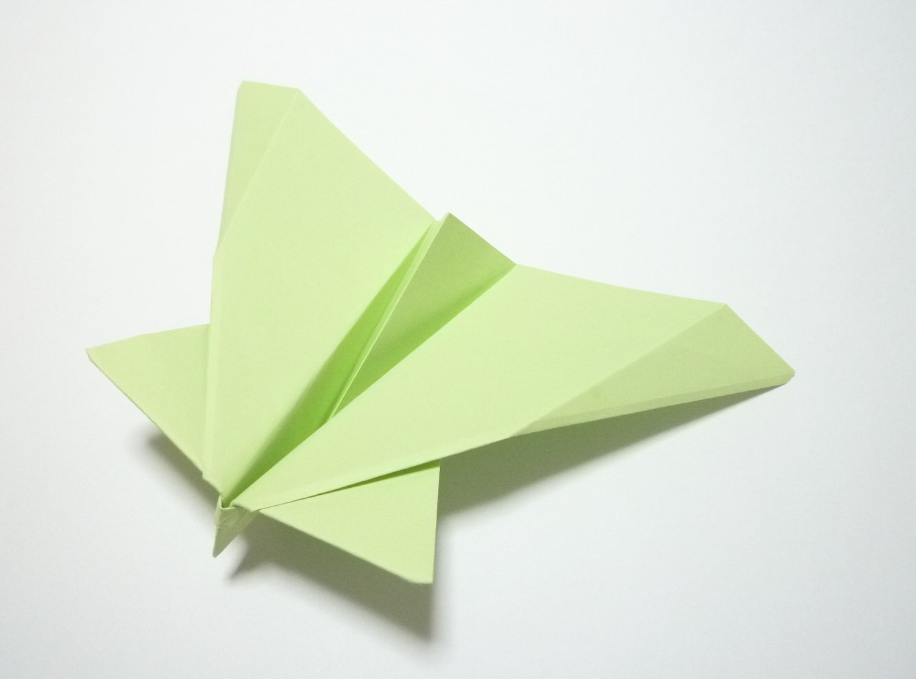健音 テイル 燃える紙飛行機 紙飛行機は世界をつなぐ Shiningsandstar Notatsukinotanoshi 今日はこの紙飛行機を飛ばします この紙飛行機は長方形の紙を横向きにして折りました この紙飛行機は 機体の中心に隙間を設け主翼の翼端に下反角を加えまし