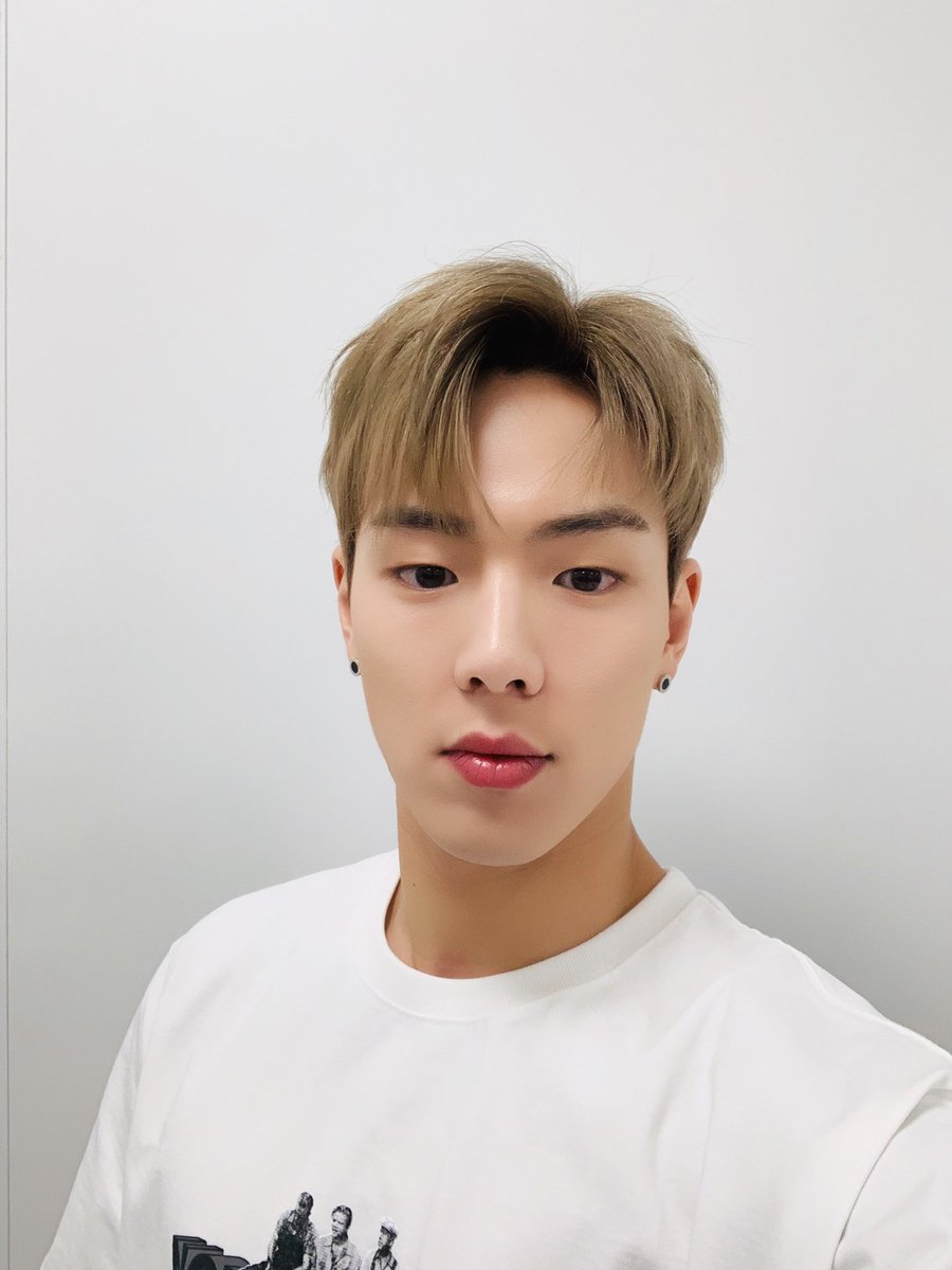 Official_MX_jp's tweet photo. [#MONSTA_X]  
#Shoot_Out_JPN
#201903MONSTAXハイタッチ会の記録
#ショヌ より #MONBEBE へ
@OfficialMonstaX https://t.co/Kh44Z30hCg