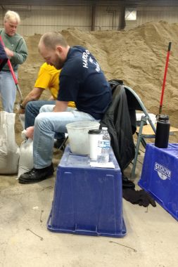 appliedjobs's tweet photo. With spring comes snow melt and rising waters - thank you to this group from the Fargo office who helped fill sandbags at sandbagging central in Fargo, ND! #AppliedGivesBack #volunteering #springishere https://t.co/O2htKxgWvN
