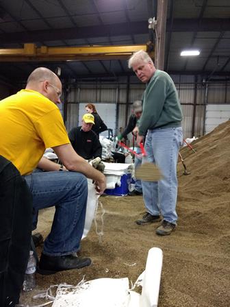 appliedjobs's tweet photo. With spring comes snow melt and rising waters - thank you to this group from the Fargo office who helped fill sandbags at sandbagging central in Fargo, ND! #AppliedGivesBack #volunteering #springishere https://t.co/O2htKxgWvN