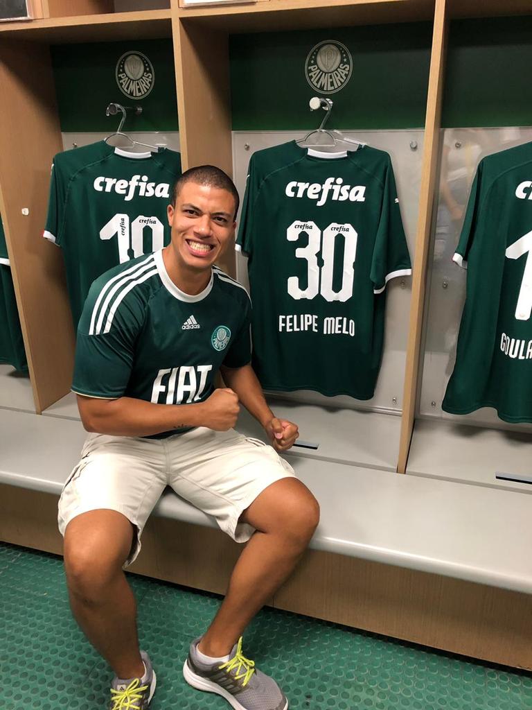 RenatoDuqueFer1's tweet photo. Vestiário do @AllianzParque @Palmeiras #maiordobrasil #deca
Melhor volante do Brasil.
@_felipemelo_ #pitbull #quehonra
Sou fã. https://t.co/4XTtmoqqVY