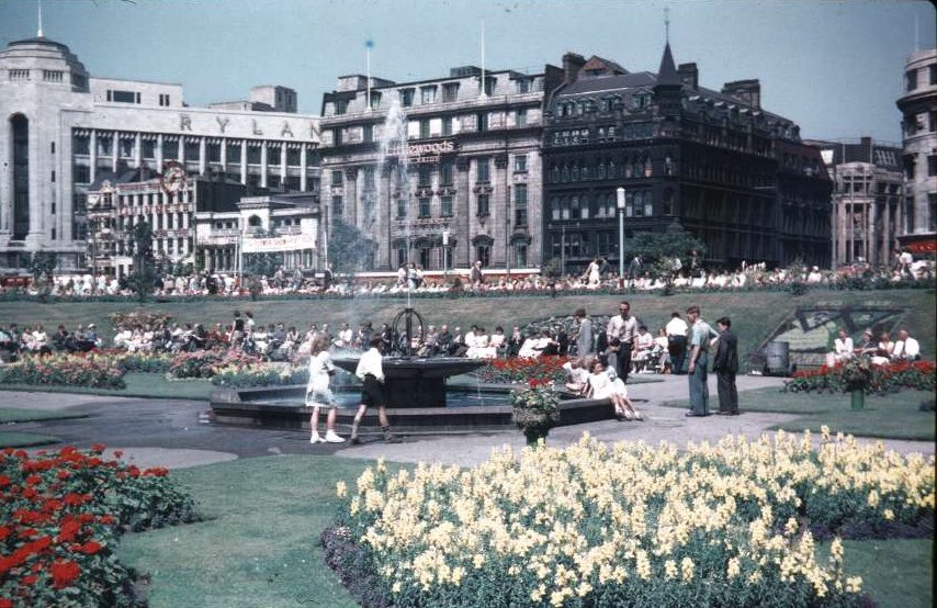 A stunning Piccadilly Gardens !

Dated: 26/07/1955

Image: D J Norton 
#fountain #PiccadillyGardens #piccadillyWard #manchester #photography #history #oasisinthecity #architecture #manchesterpast