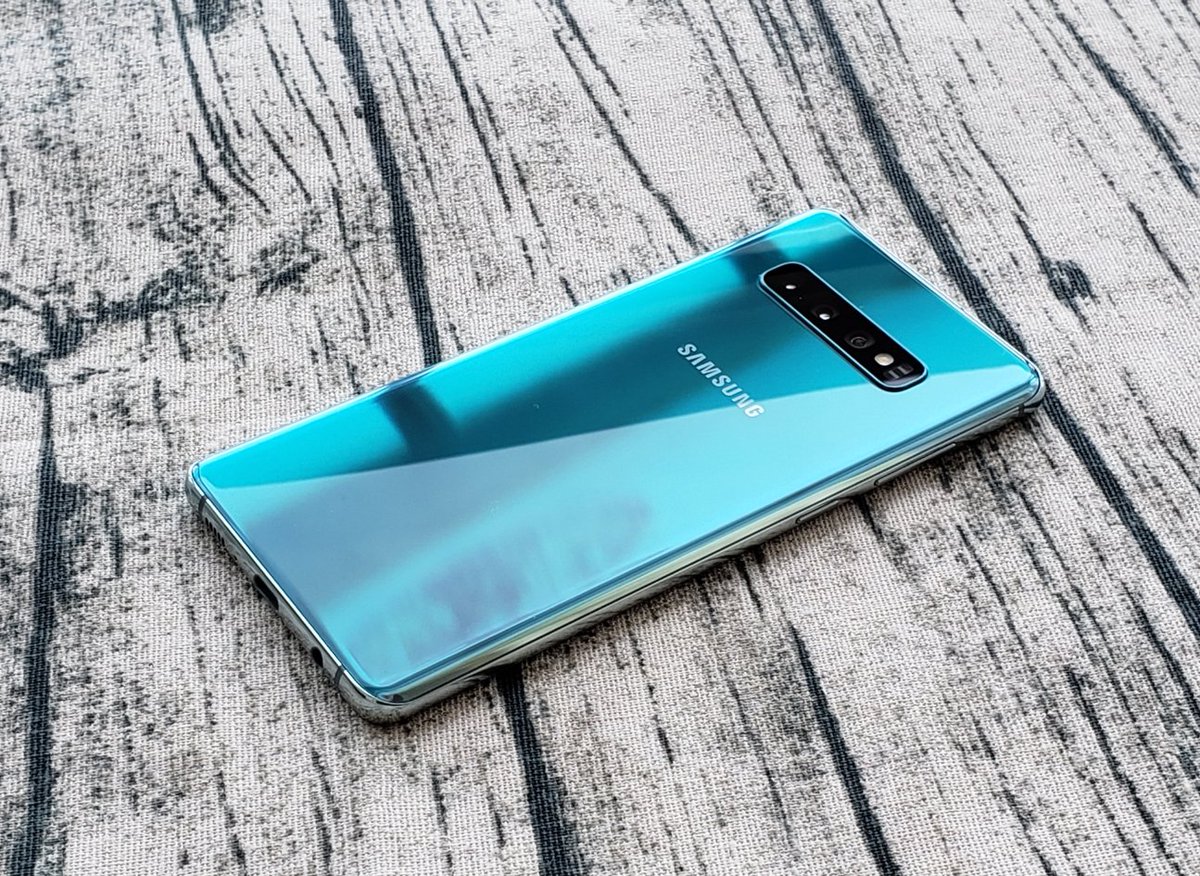 UniverseIce's tweet photo. Samsung masters and monopolizes OLED Hole technology, so you will see that non-Samsung brand Holes are LCD screens, and LCD cannot use display fingerprints. If Samsung opens up the technology, it means it has mastered more advanced technology. https://t.co/F2O8BKa9Gw