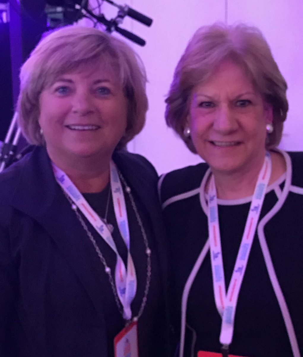KathyHigginsHG's tweet image. Love meeting and learning from Susan Borra @FMI_ORG and of course a shout out to @donnamartinrd @HealthierGen #SpringintoWellness