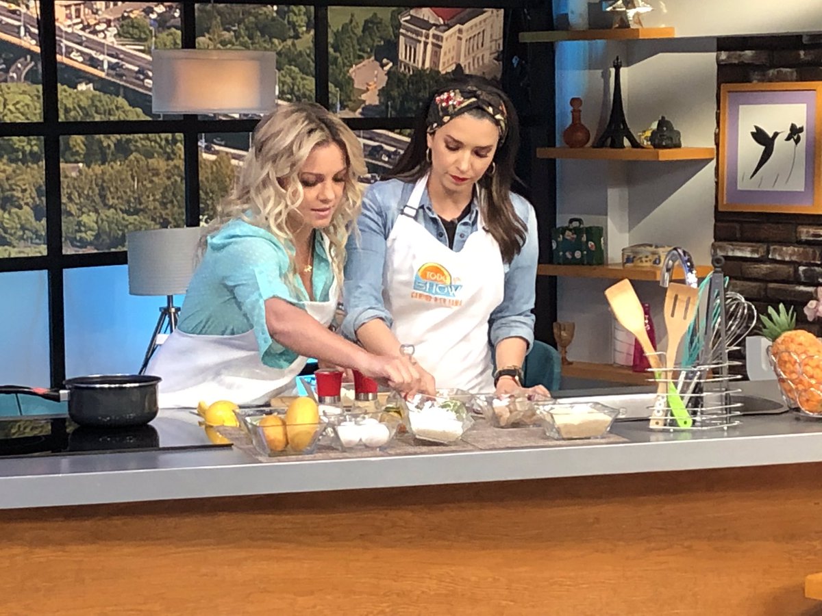 ¡<a href="/Lucia_ChefMx/">Lucía MasterChefMx</a> nos enseña a preparar unos ricos camarones al coco con salsa de mango en la cocina de #TodoUnShowMX! 🙌🏻🎉🍤🥭

📲 bit.ly/2UUXkFu