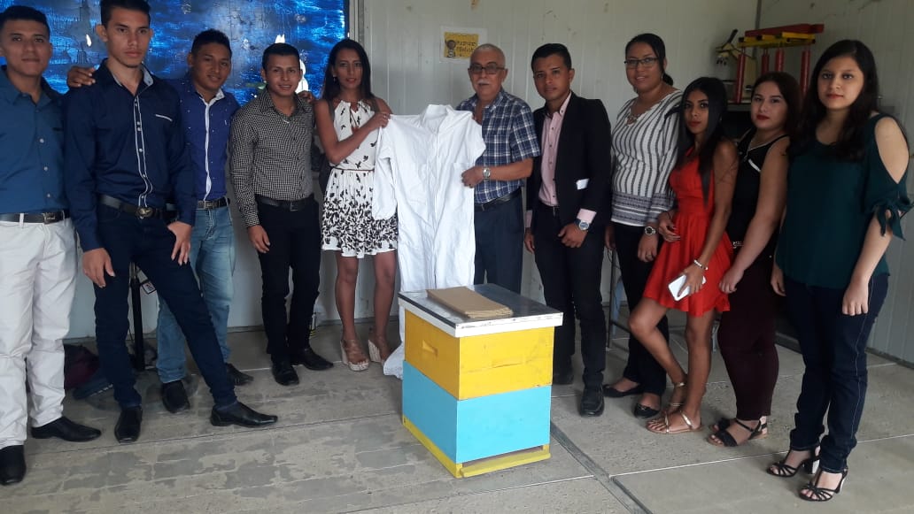 ISTPEM1's tweet photo. Estudiante III de Agropecuaria realizan la entrega de una caja estándar para la apicultura y overol para fines académico y equipar aula taller del ITSPEM https://t.co/dzaO1KX6Yr