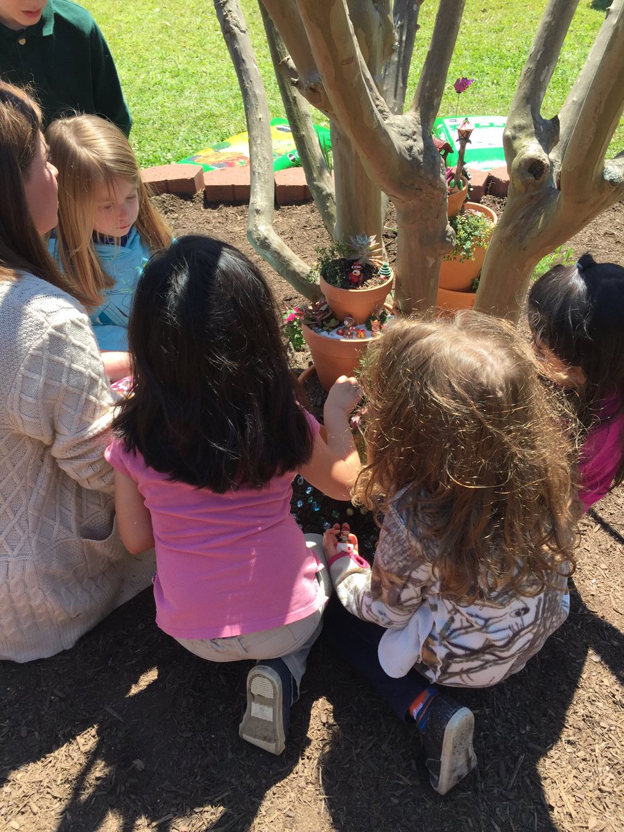 langfordsuzanne's tweet photo. Dunbar kindergarten students working in their Fairy Kinder Garden on this beautiful day! #DunbarTigerPride #LufkinLearns https://t.co/sHaHwU2QaA
