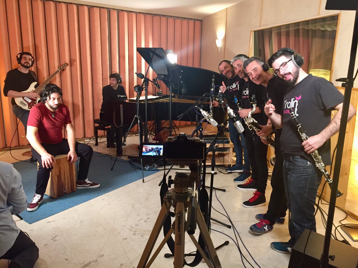 Otro momentazo de las sesiones de grabación de los maestros de <a href="/lrollinband/">L'Rollin Band</a> . Una tarde disfrutando de las percusiones del gran Bandolero. Un lujo que esperamos os deis vosotros también al escuchar el resultado de este trabajo. ¡Feliz resto de semana everyone! :)