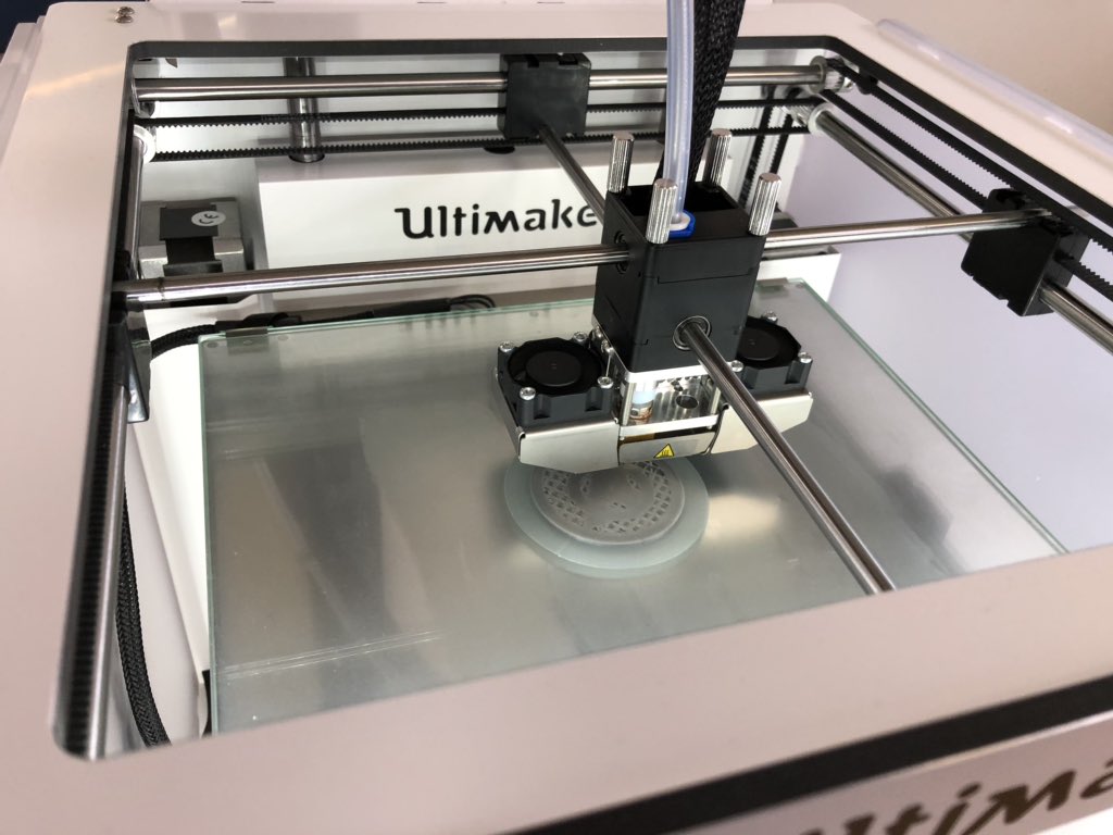 ExeterEdTech's tweet photo. Students learning to build 3D models - Thanks @MatterHackers for your awesome customer service #ExeterUSDLearning https://t.co/kIaZJuLBbC