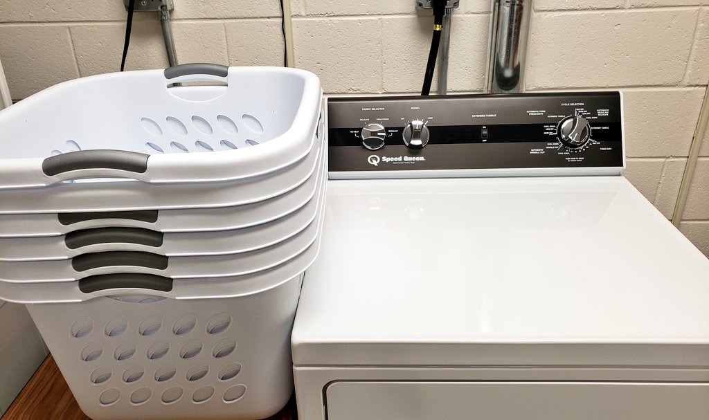 Our Sugarland laundry room is now open to the community. Families are welcome from 8-2 to wash clothes free of charge. Many thanks to @RedskinsCR for your generous donation 🤝 #LoadsofLove @Redskins <a href="/SugarlandES/">Sugarland Elementary</a> @gailbrady508 <a href="/CommunityLcps/">LCPS Community Connections</a>