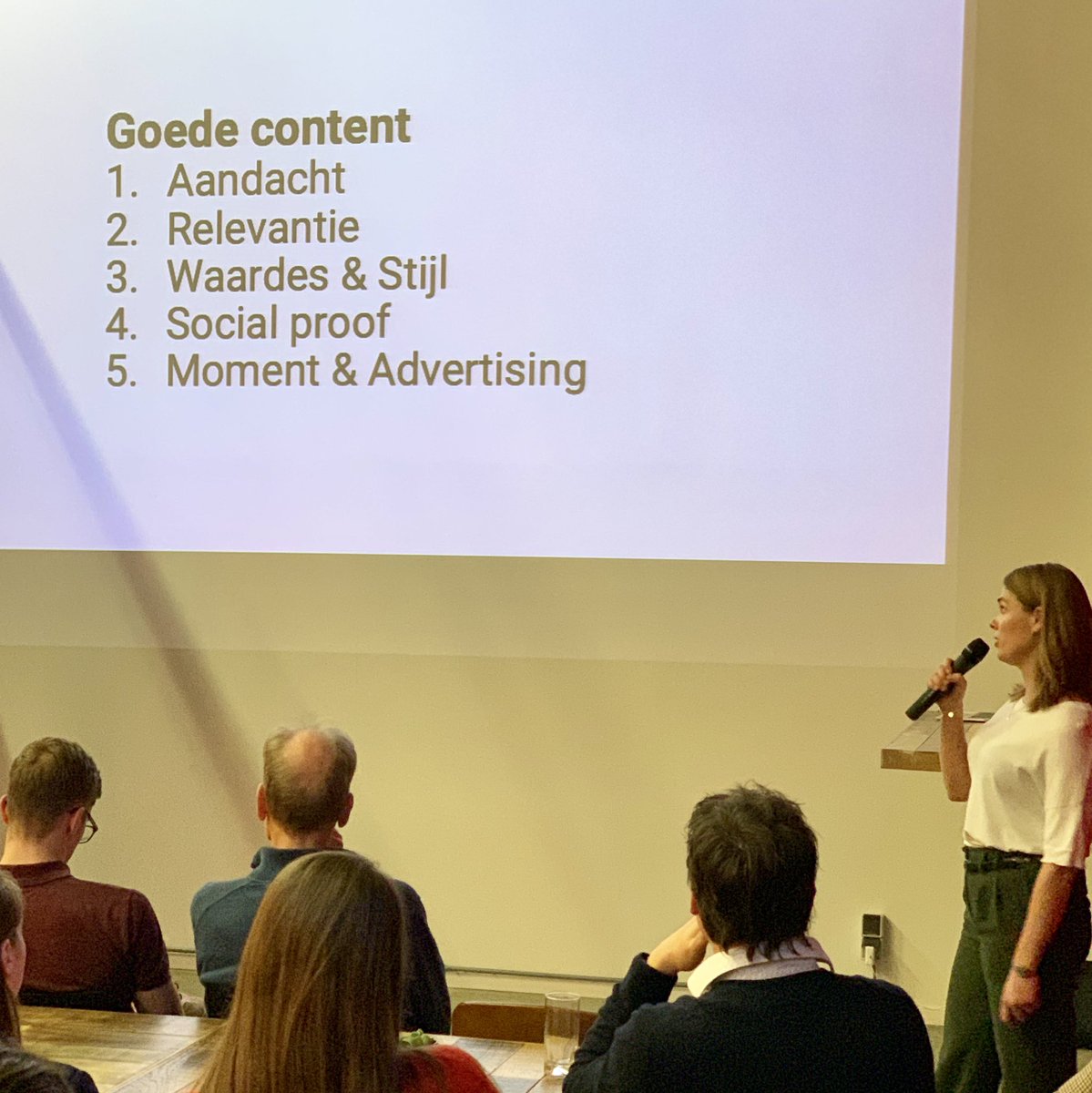 Linsay presenteert vanavond bij <a href="/smc076/">SocialMediaClubBreda</a> hoe je als merk op social media de aandacht trekt. #sharingiscaring