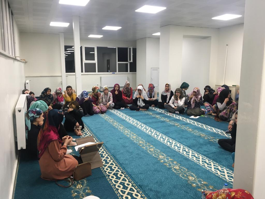 MusKYGM's tweet photo. Bugün ellerini semaya gönlünü Mevlaya aç, bugün günahlardan olabildiğince kaç, bugün en gizli incilerini onun için saç çünkü bugün kandil.
Müştak Baba Yurdumuzda Miraç Kandili coşkusu vardı.
#KYKdaKandilBaşkadır 
#BenimYurdumKYK https://t.co/YtKjAfQRyh